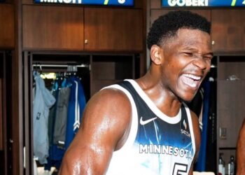 《NBA》「蟻人」愛德華茲爆砍43分 湖人末節遭灰狼反咬逆轉 系列賽1:3落後陷淘汰邊緣