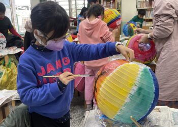 1/17「2025花蓮太平洋燈會」 學童手繪燈籠1500盞 創意建構「希望之牆」