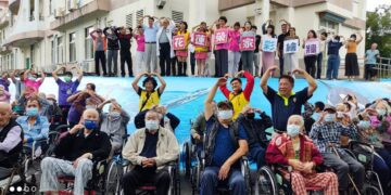 花蓮榮家彩繪牆煥新揭幕 AI創作為傳統彩繪注入新生命