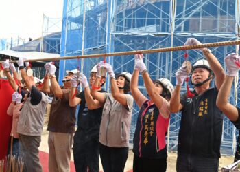 「富岡港交通船客運服務中心」上梁 預計115年6月完工