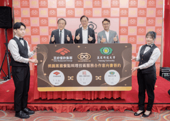 桃園美食跨界合作 黑豬肉遇上水蜜桃 張善政讚創意香腸獨具特色