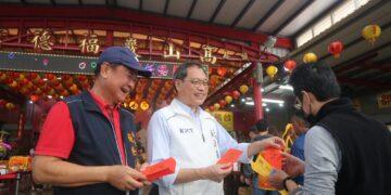 春節走春熱潮回溫 蘇清泉高山巖發送紅包關懷跌倒信眾