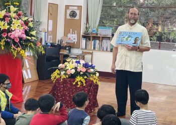 影音／美籍梅世傑在台奉獻教育40年　移民署頒馬偕計畫永久居留證
