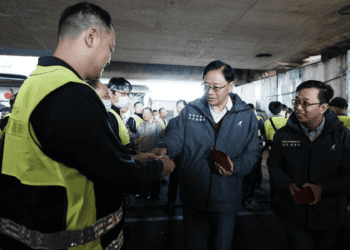 守護市容第一線 桃園清潔隊開工 張善政發慰問金打氣