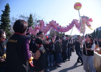 花蓮縣政府新春團拜 徐榛蔚與同仁舞龍迎新春