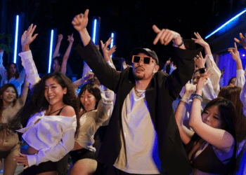 新曲〈約翰屈伏塔〉縱情胡鬧派對 邀近50名性感舞者火辣熱舞解放壓抑 熱狗親自扭腰向經典致敬