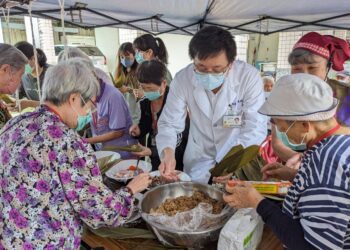 粽香情暖長者心 花蓮醫院包粽活動溫馨上演