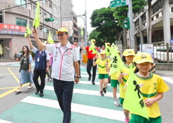 張善政為學童示範過馬路 呼籲專心安全是第一要務