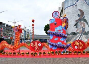 吉安鄉親子龍花燈哈囉廣場點燈亮相 新年「龍寶寶」生育好禮包加碼鼓勵