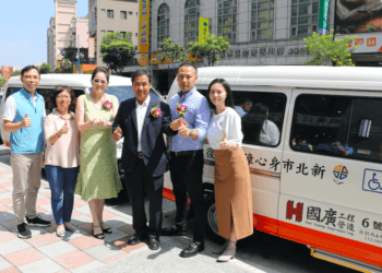 國廣工程營造四年內捐五輛復康巴士 董事長張國龍因感念侯友宜回饋社會