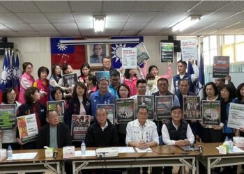 國民黨屏東縣黨部為財劃法修正案招開記者會 各級民意代表四十餘人出席