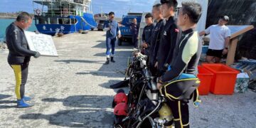 國際衝浪公開賽將登場 臺東縣動員潛水人員淨海清出388公斤海廢物