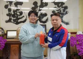 帕拉保齡球賽銀牌黃賢文 接受魏嘉彥表揚