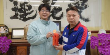 帕拉保齡球賽銀牌黃賢文 接受魏嘉彥表揚
