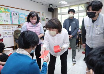 黃敏惠前往社福機構溫馨拜早年　致贈春節慰問金