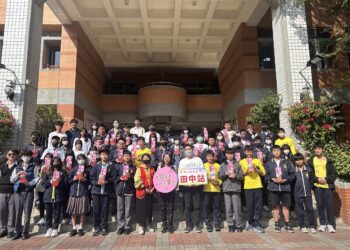 文興高中的學生愛心不落人後　「揪是愛老人」送暖華山基金12年不間斷