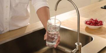 廚房淨水高效革命：3秒裝滿一杯好水