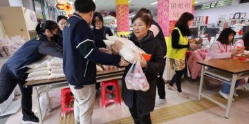 寒冬送暖 羅東鎮公所與民間合作發放弱勢家戶春節慰問金