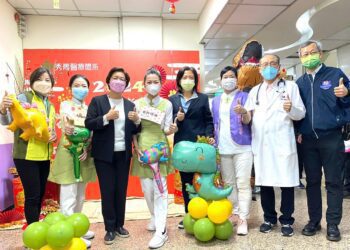 影音／彰化縣長王惠美關懷住院病童　親送紅包及萌龍福袋為病童加油打氣