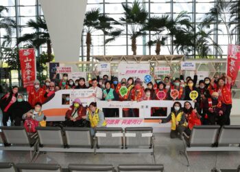 影音/高鐵彰化站深耕在地　贈票華山基金會弱勢獨居長者樂春遊