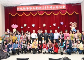 歡慶38婦女節　彰縣警察局致贈女性同仁玫瑰花及面膜