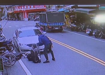 影音／宜蘭女遭車猛撞 嫌犯假車禍真搶劫打鬥逃逸被逮