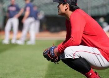 影音/《ＭiLB》張育成與對手激烈衝撞倒地 輕微腦震盪退場 臉書報平安曝防護員超緊張