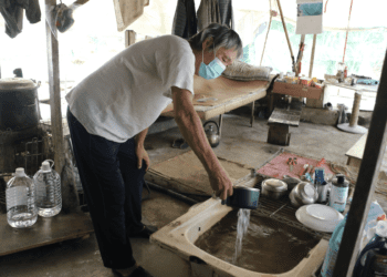 新店山區奇人現身 帆布遮身沒電度過15寒暑 社會局媒合道家人文贈太陽能發電器