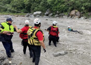 影音/突發暴雨5人受困扇子瀑布 消防弟兄驚險救援