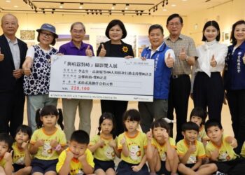 「與喧囂對峙」攝影展開展　熱情捐款助弱勢家庭