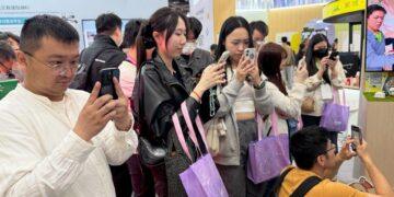 嘉市警首創AR防詐互動遊戲人氣夯  吸引「2026智慧城市展」體驗人潮