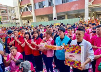 苗栗白沙屯拱天宮媽祖賜福 粉紅超跑停駕市公所