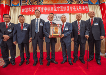 張善政見證企業交接 臺灣客家總商會換屆 傳統與現代商界的交匯