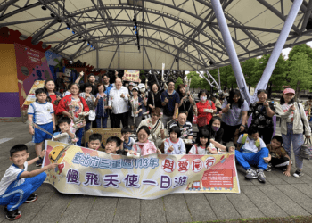 感動母親節 身心障礙小朋友送康乃馨 先嗇宮暖心一日遊大成功