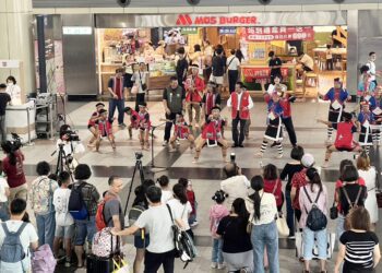 翁章梁率鄒族合唱團高鐵站快閃　分送康乃馨推廣部落旅遊