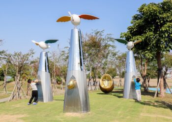 民雄新亮點登場 「律動喵喵」與「我的天鵝啊」運動公園超萌亮相