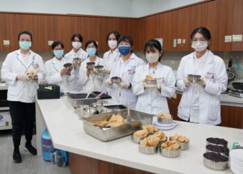 營養科團隊邀日照中心長者手作紫米金蓉糕過中秋