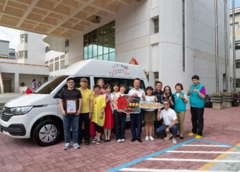 以父母之名延續愛心　許衍熙捐贈小型復康巴士