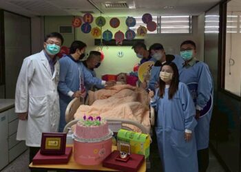 用尊重與愛守護生命　花醫為百歲病友舉辦慶生會