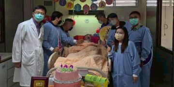 用尊重與愛守護生命 花醫為百歲病友舉辦慶生會