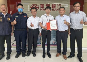 警民聯手2個月阻詐佰餘萬元　湖警頒贈卡哇伊「除暴安良」娃娃致謝