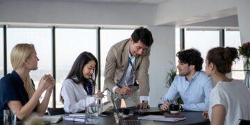 職場生存戰開打！僅靠英文已不夠？白皮書揭示世代差異化競爭策略