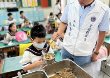 關切學生健康　議長走進校園與學子同享營養午餐