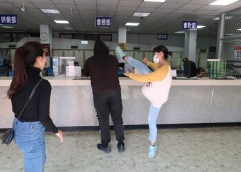 員林分局金融機構防搶演練　孕婦暴走助俏女警逮捕逮百斤悍匪