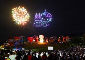 熱氣球嘉年華閉幕 無人機加高空煙火秀 吸引逾3萬人湧入