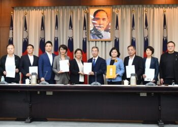 行政院刪減彰化縣一般性補助款 王惠美不滿赴行政院遞交訴願書