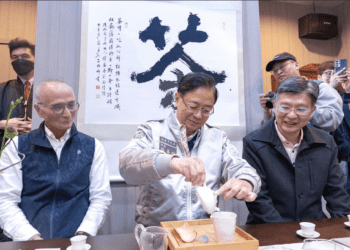 桃園茶業揚名國際 「綠雲」綠茶奪世界最高金賞 張善政力挺茶農