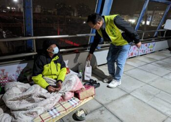 天氣降溫街友們構成嚴酷考驗　林世賢市長發保暖品助街友度寒冬