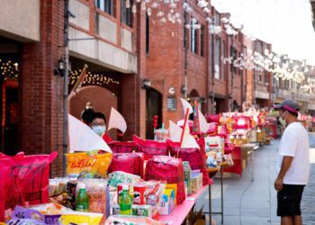 傳藝普渡 12尺高鬼王大士爺現身 祭品桌綿延百米比澎派