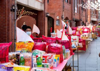 傳藝普渡　12尺高鬼王大士爺現身　祭品桌綿延百米比澎派